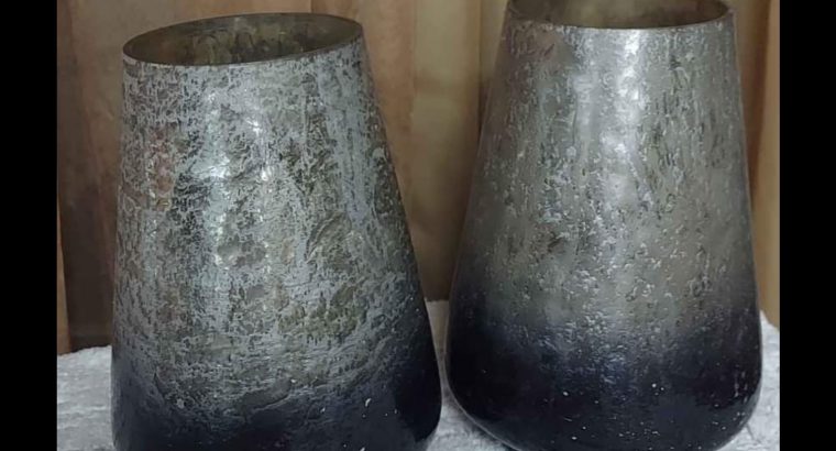 2 Vases